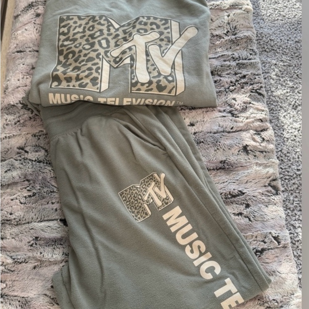 MTV Heather Gray/Green Lounge Apparel